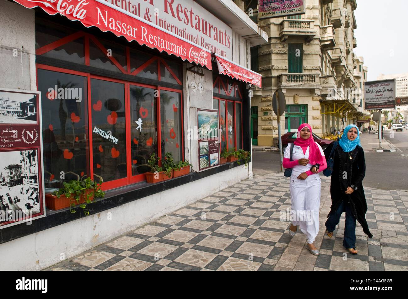 Giovani donne egiziane che camminano al ristorante Nassar ad Alessandria, Egitto. Foto Stock