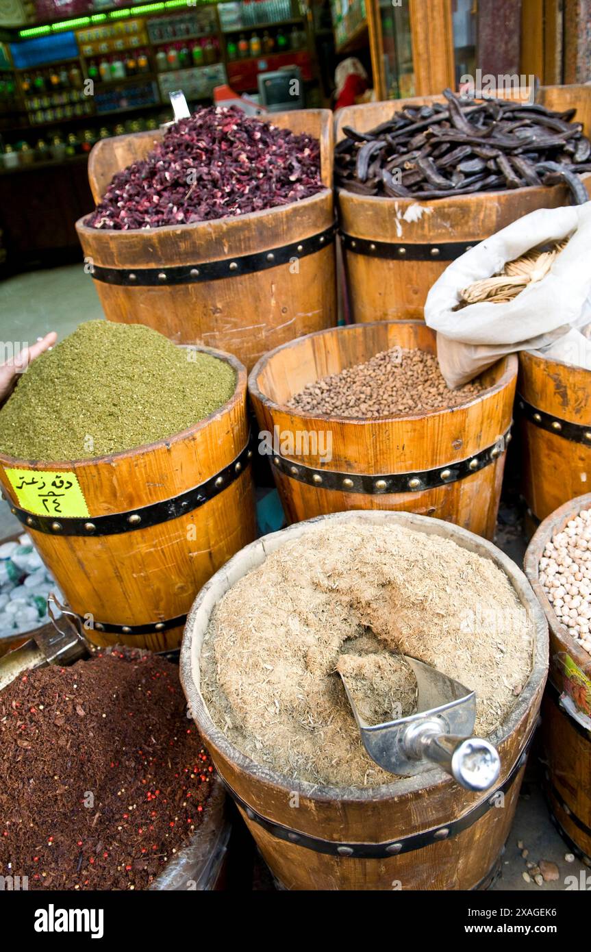 Spezie in vendita nel vecchio mercato delle spezie del bazar Khan El Khalili al Cairo, Egitto. Foto Stock