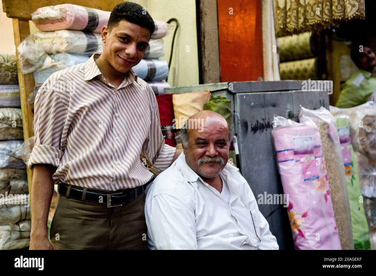 Uomini egiziani sorridenti al mercato di Khan El Khalili al Cairo, in Egitto. Foto Stock