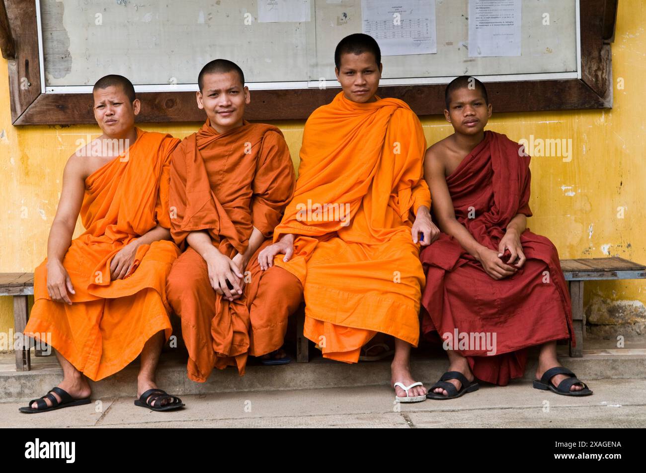 Giovani monaci buddisti seduti nel loro monastero a Phnom Penh, Cambogia. Foto Stock