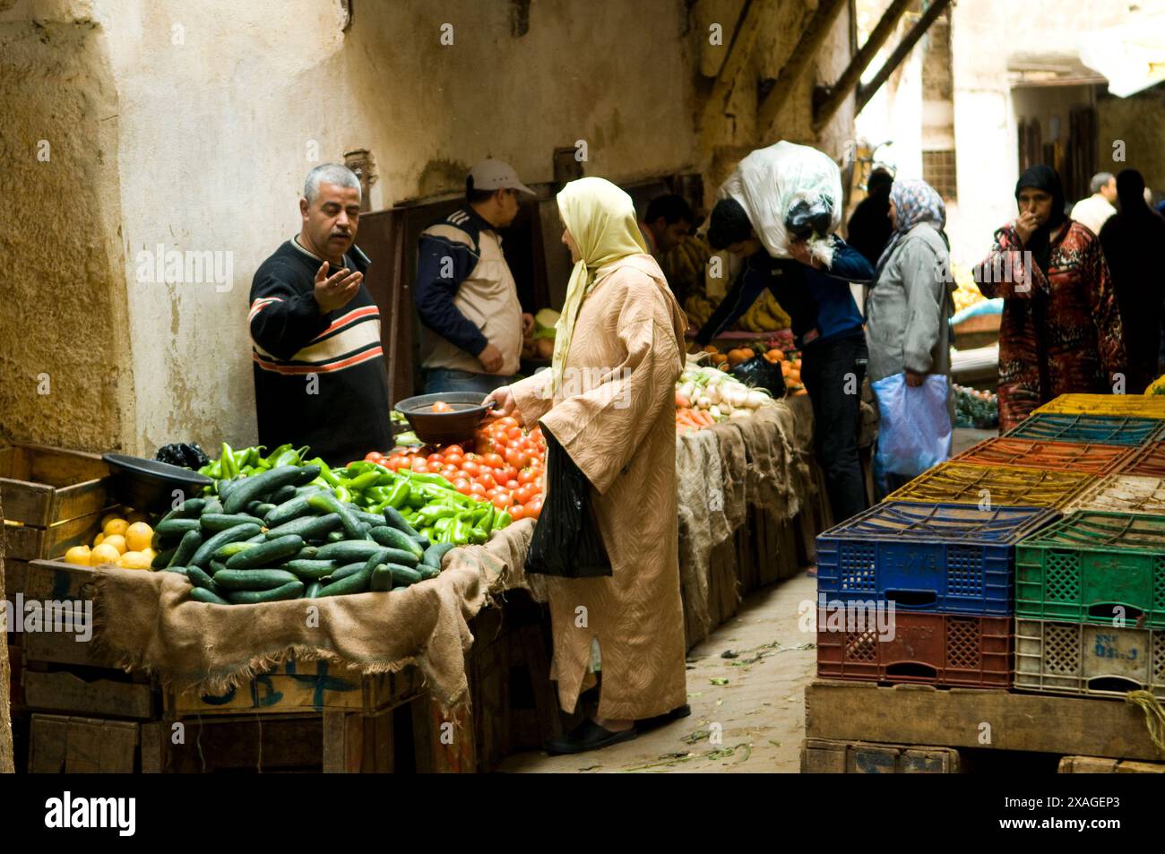Scene di mercato nella vecchia medina di FES. Foto Stock