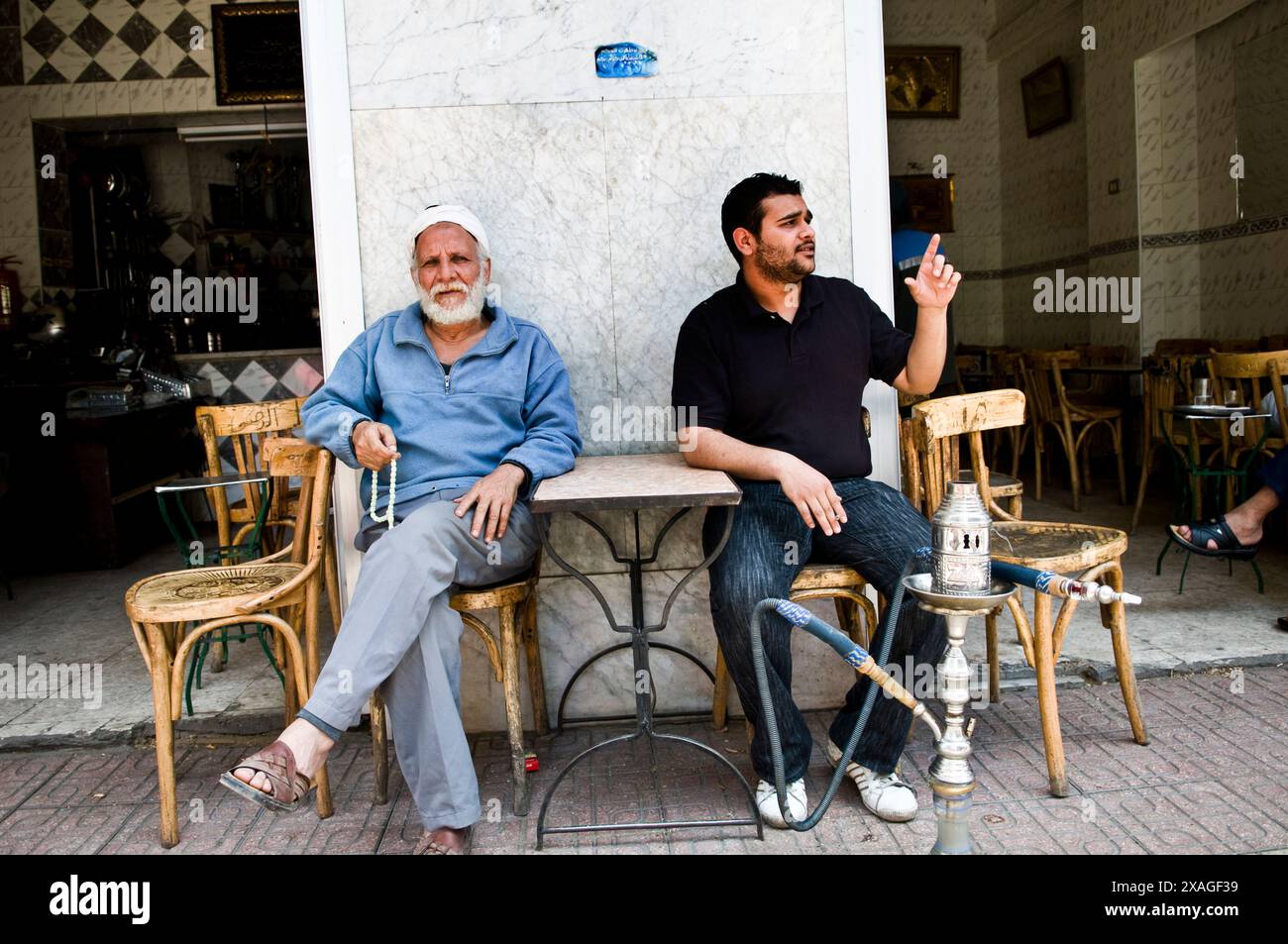Uomini egiziano godetevi un pomeriggio rilassante in una caffetteria locale del Cairo in Egitto. Foto Stock