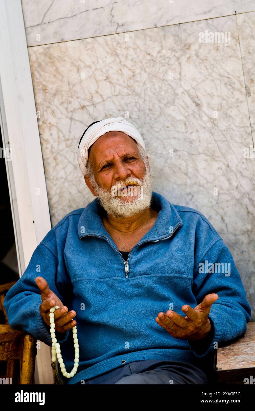 Ritratto di un uomo egiziano nelle strette strade del mercato del Cairo, in Egitto. Foto Stock