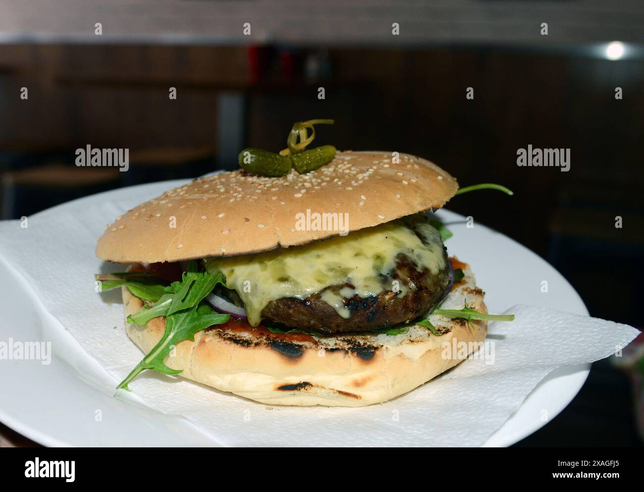 Un succoso cheeseburger. Foto Stock