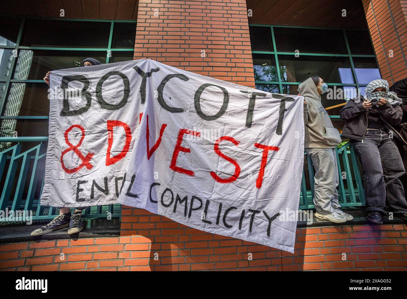 Grande striscione che esprime l'opinione dei manifestanti visti durante la protesta. La polizia ha rotto una manifestazione palestinese nel centro di l'Aia, con circa 150 manifestanti. Il gruppo aveva solo il permesso di manifestare sul Malieveld, ma insistettero per camminare. La polizia li ha corrotti sull'Oranjebuitensingel, e a pochi minuti dall'inizio della manifestazione, il gruppo ha cercato in numerose occasioni di sfondare la zona cuscinetto della polizia, ma sono stati incontrati solo con i bastoni. La polizia alla fine li spostò verso il Malieveld e la manifestazione si estinse un po' più tardi. Foto Stock