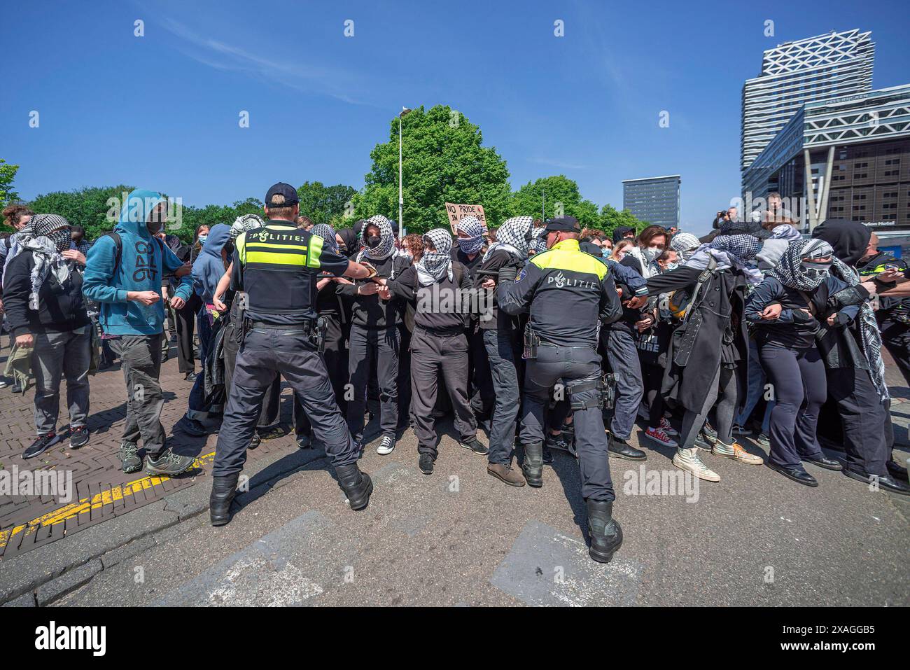 I dimostranti cercano di attraversare la zona cuscinetto della polizia durante la protesta. La polizia ha rotto una manifestazione palestinese nel centro di l'Aia, con circa 150 manifestanti. Il gruppo aveva solo il permesso di manifestare sul Malieveld, ma insistettero per camminare. La polizia li ha corrotti sull'Oranjebuitensingel, e a pochi minuti dall'inizio della manifestazione, il gruppo ha cercato in numerose occasioni di sfondare la zona cuscinetto della polizia, ma sono stati incontrati solo con i bastoni. La polizia alla fine li spostò verso il Malieveld e la manifestazione si estinse un po' più tardi. (Foto Foto Stock