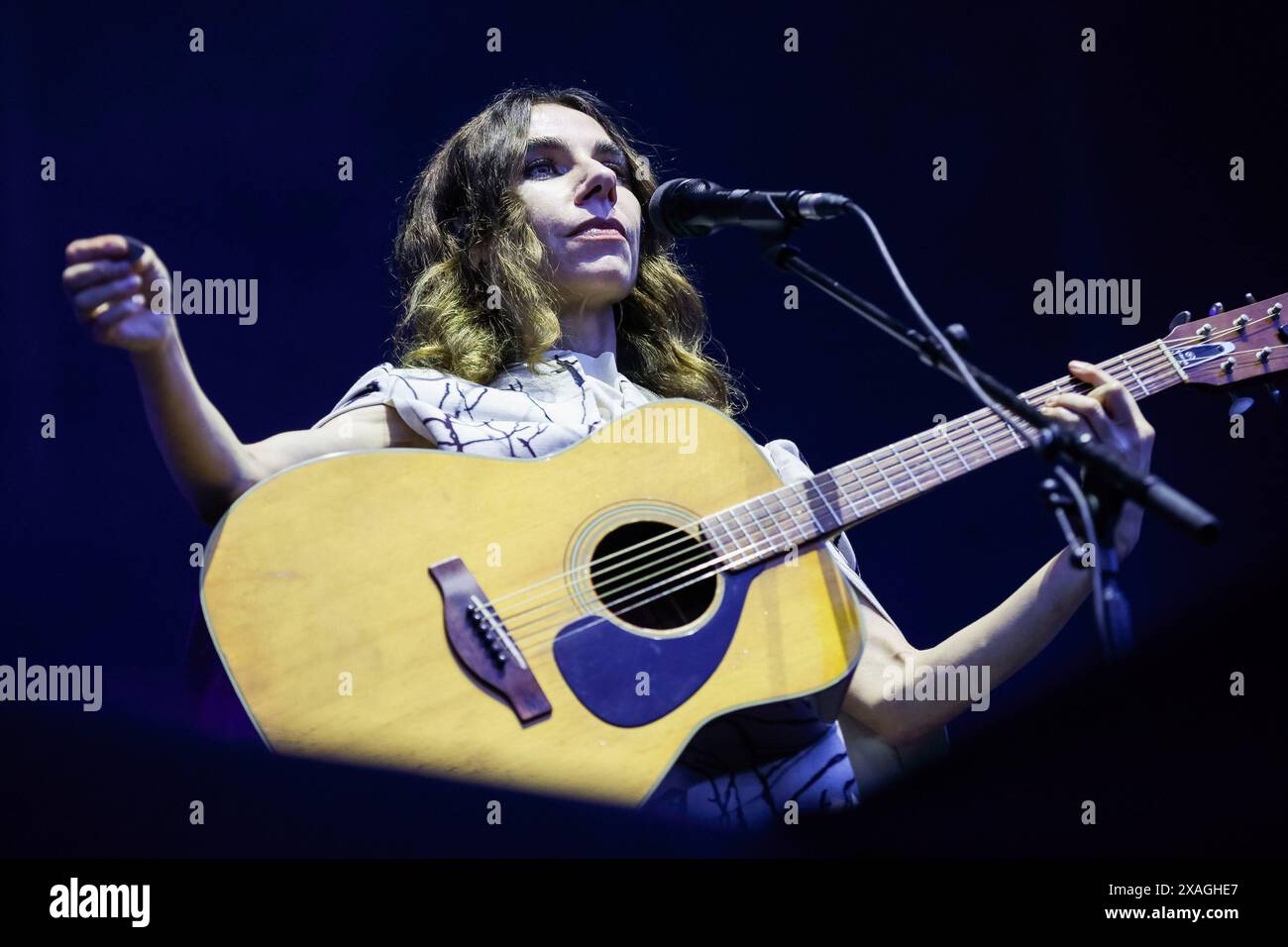 Porto, Portogallo. 6 giugno 2024. La cantautrice inglese Polly Jean Harvey, ben nota come PJ Harvey si esibisce dal vivo al Primavera Sound 2024 tenutosi a Porto. Porto Primavera Sound 2024 si svolge dal 6 all'8 giugno. PJ Harvey, SZA, Lana del Rey, Pulp, tra gli altri, sono i protagonisti del festival di quest'anno, un evento musicale che ha preso il via questo giovedì al parco cittadino di Oporto. Migliaia di persone hanno partecipato al festival durante l'esibizione di PJ Harvey. (Foto di Diogo Baptista/SOPA Images/Sipa USA) credito: SIPA USA/Alamy Live News Foto Stock