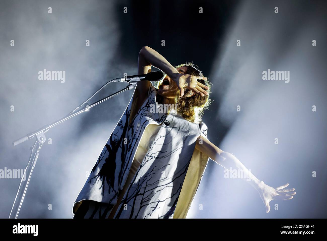 Porto, Portogallo. 6 giugno 2024. La cantautrice inglese Polly Jean Harvey, ben nota come PJ Harvey si esibisce dal vivo al Primavera Sound 2024 tenutosi a Porto. Porto Primavera Sound 2024 si svolge dal 6 all'8 giugno. PJ Harvey, SZA, Lana del Rey, Pulp, tra gli altri, sono i protagonisti del festival di quest'anno, un evento musicale che ha preso il via questo giovedì al parco cittadino di Oporto. Migliaia di persone hanno partecipato al festival durante l'esibizione di PJ Harvey. (Foto di Diogo Baptista/SOPA Images/Sipa USA) credito: SIPA USA/Alamy Live News Foto Stock