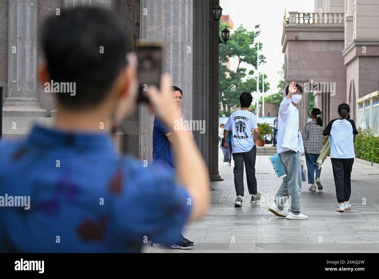 Tianjin, Cina. 7 giugno 2024. Un esaminista va alla sua famiglia in un sito di esami di ingresso al college nazionale a Tianjin, nel nord della Cina, 7 giugno 2024. L'esame di ammissione al college nazionale cinese, noto come Gaokao, è iniziato venerdì. Crediti: Sun Fanyue/Xinhua/Alamy Live News Foto Stock