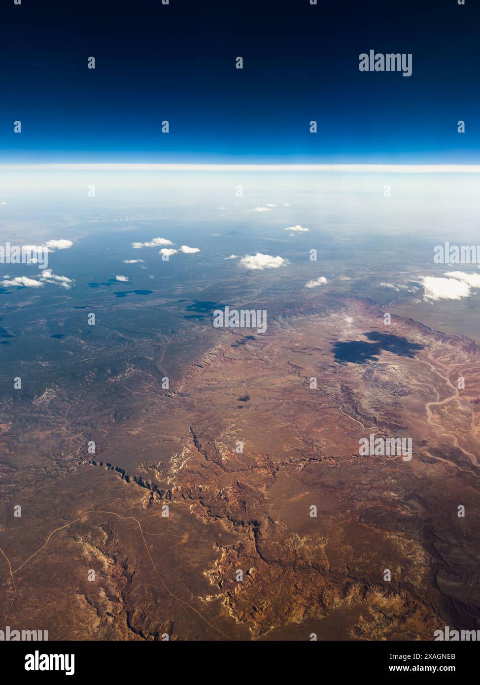 Vista aerea da un aereo commerciale dell'arido paesaggio dell'Arizona con cielo blu Foto Stock