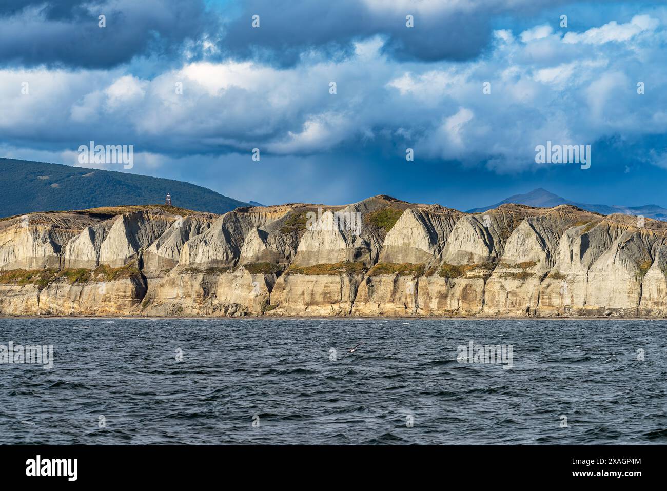 Vista della costa del Canale di Beagle ad est di Ushuaia, Argentina Foto Stock