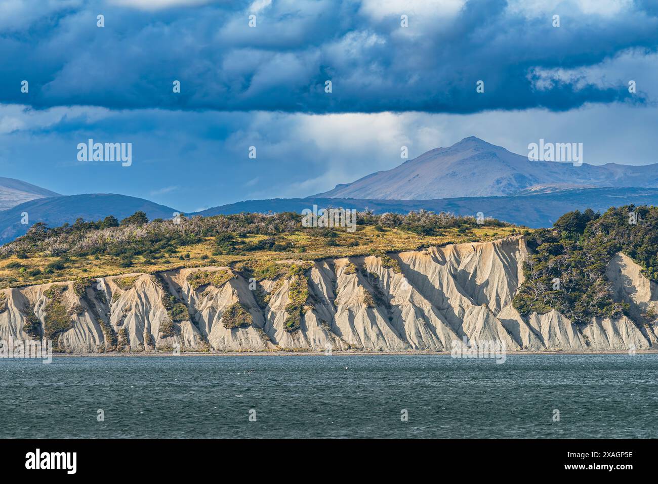 Vista della costa del Canale di Beagle ad est di Ushuaia, Argentina Foto Stock