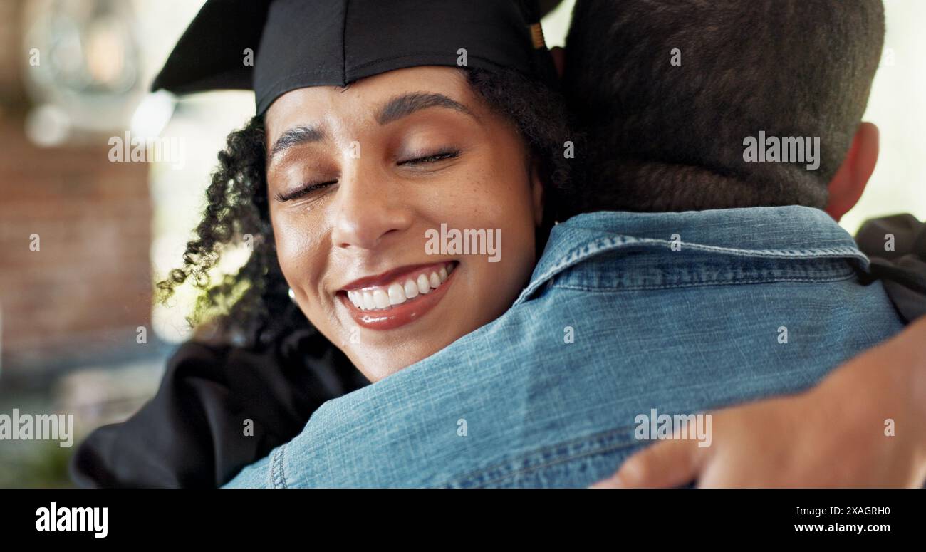 Donna, abbraccio e felice per il successo della laurea a casa con risultati educativi, orgoglio e borsa di studio. Laureati, abbracciati e festeggiamenti per il mondo accademico Foto Stock
