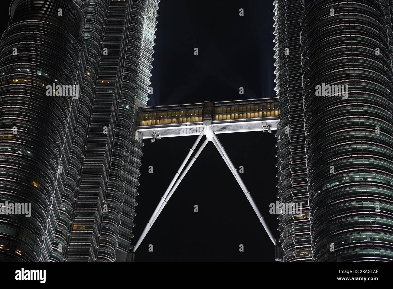 Splendida vista notturna sul ponte che collega le iconiche Torri Petronas nella capitale malese Kuala Lumpur Foto Stock