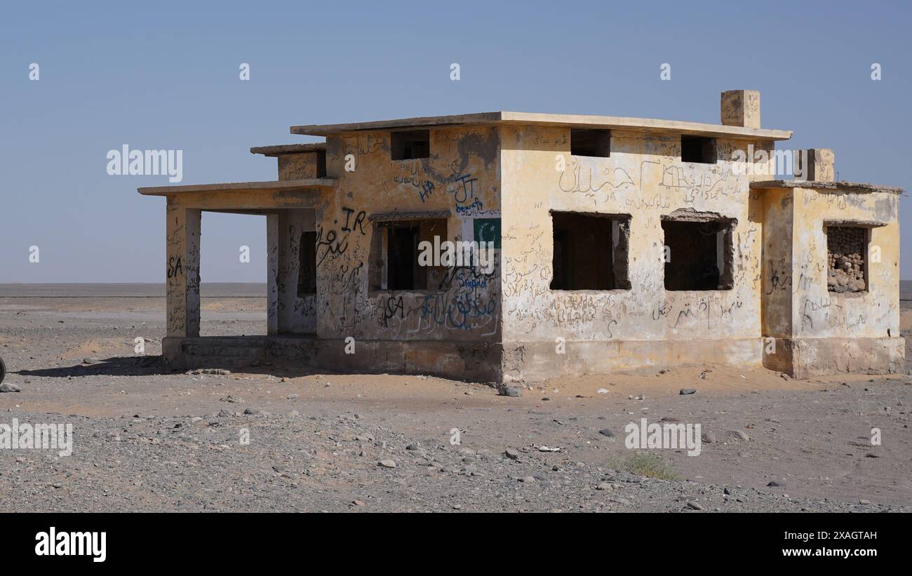 Punto di controllo dell'autostrada pakistana pieno di Grafiti nel deserto del Balauchistan Foto Stock