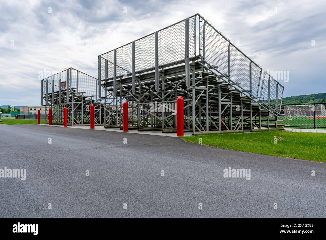 Struttura di supporto rinforzo angolare in ferro per una serie di candeggianti tipici da stadio Foto Stock