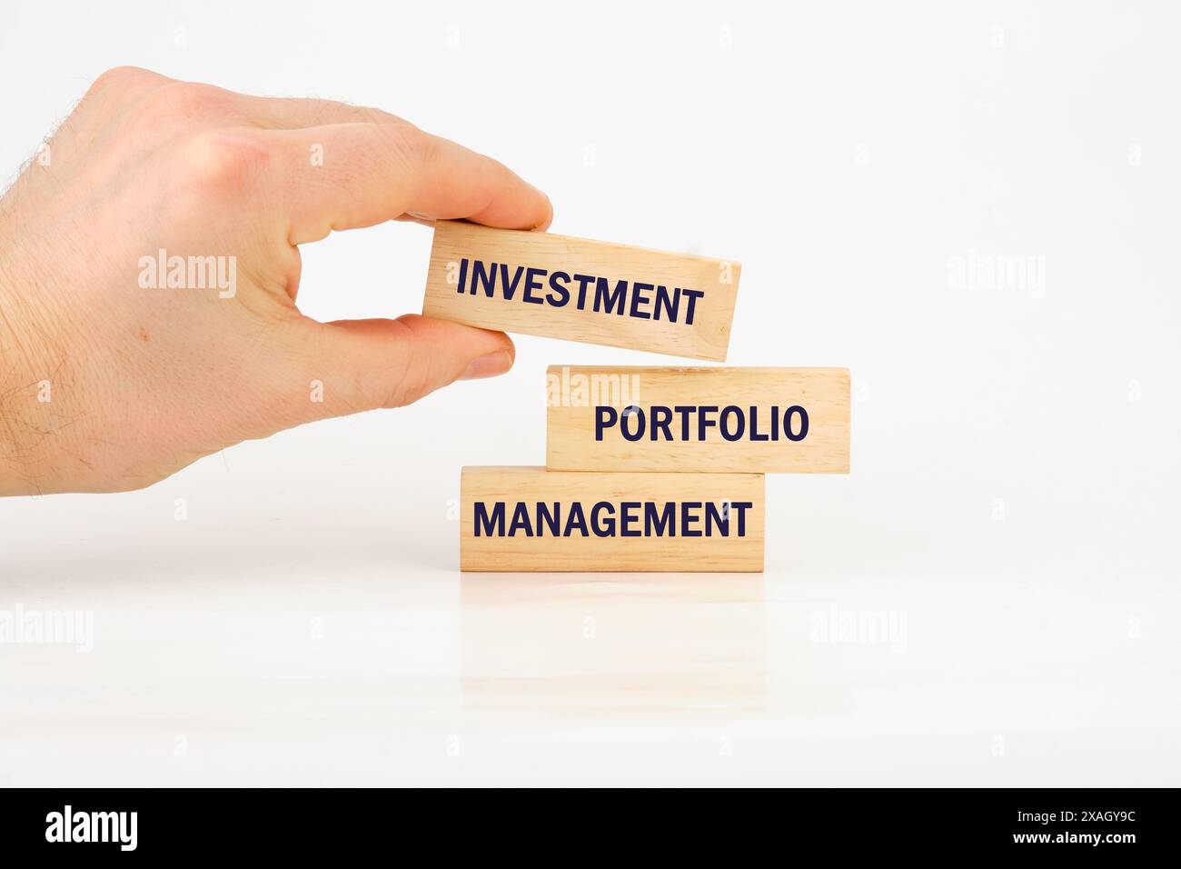 Concetto di gestione, spazio di copia. Symbol parole di concetto Gestione del portafoglio di investimenti è disposto a mano su barre di legno Foto Stock