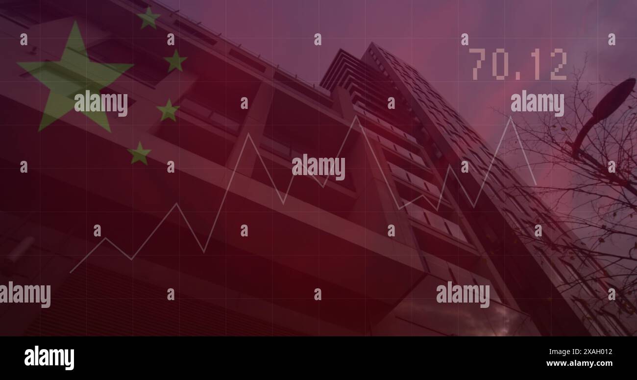 Immagine di sventolare la bandiera cinese e l'elaborazione dei dati contro edifici alti Foto Stock