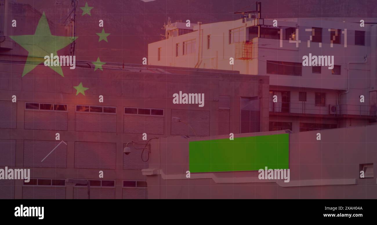 Immagine di sventolare la bandiera cinese e l'elaborazione dei dati contro edifici alti Foto Stock