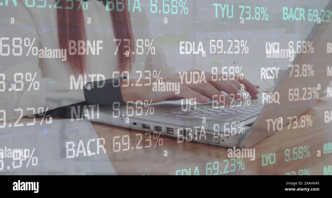 Immagine dell'elaborazione dei dati del mercato azionario rispetto alla sezione intermedia di una donna che utilizza un notebook Foto Stock