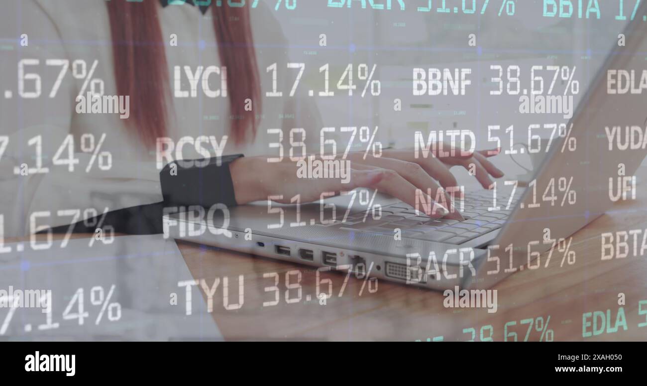 Immagine dell'elaborazione dei dati del mercato azionario rispetto alla sezione intermedia di una donna che utilizza un notebook Foto Stock