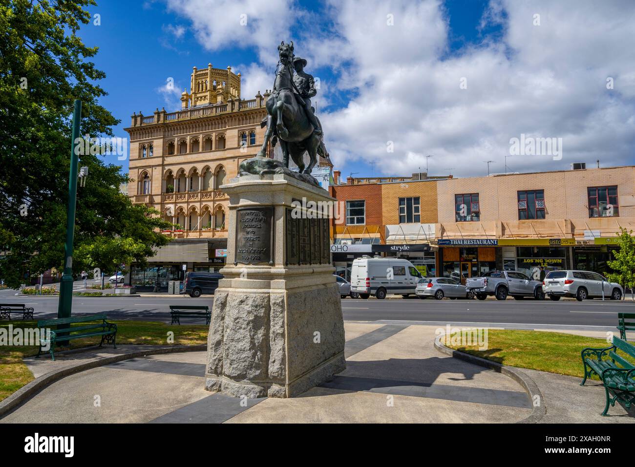 Scultura del sergente James Rogers VC che salva un soldato britannico, Ballarat Boer War Memorial, Queen Victoria Square, Ballarat Foto Stock