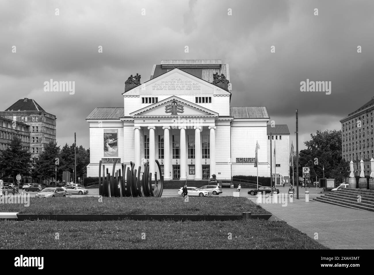 Duisburg, Germania - 2 settembre 2023: Veduta del Teatro nella città vecchia di Duisburg in caso di maltempo, Renania settentrionale-Vestfalia, Germania. Bla Foto Stock