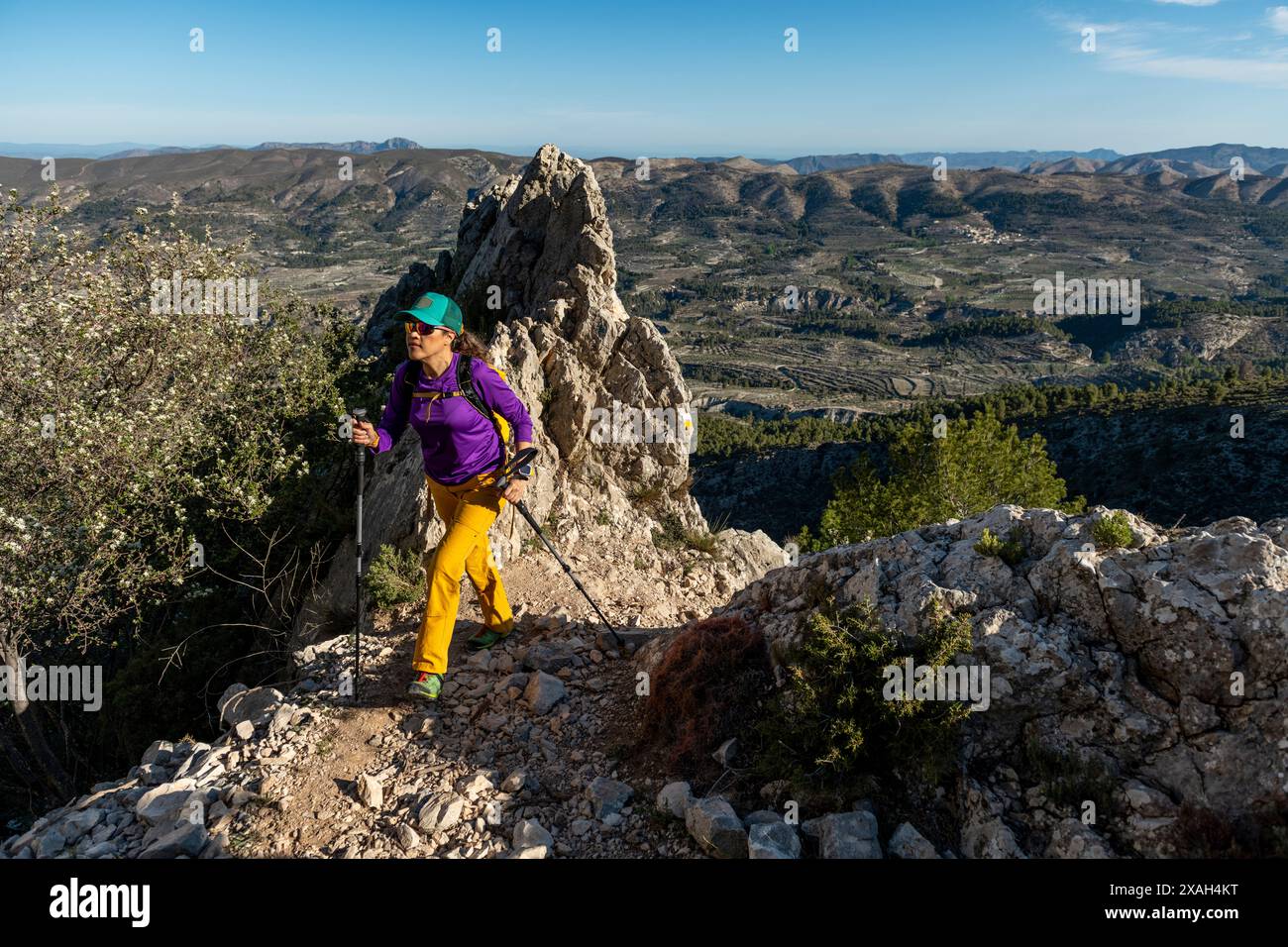 Una donna che fa trekking in montagna, picco Serrella, Quatretondeta, Alicante, Spagna - foto stock Foto Stock