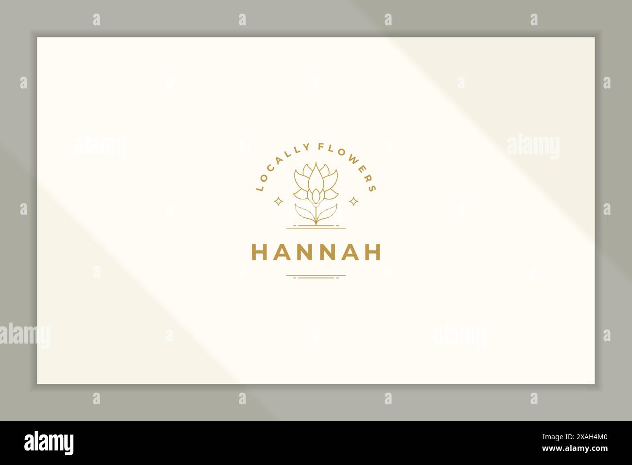 Semplice illustrazione vettoriale di un modello di emblema minimale di un elegante fiore naturale progettato per l'imballaggio della produzione locale di giardini e per l'annuncio Illustrazione Vettoriale