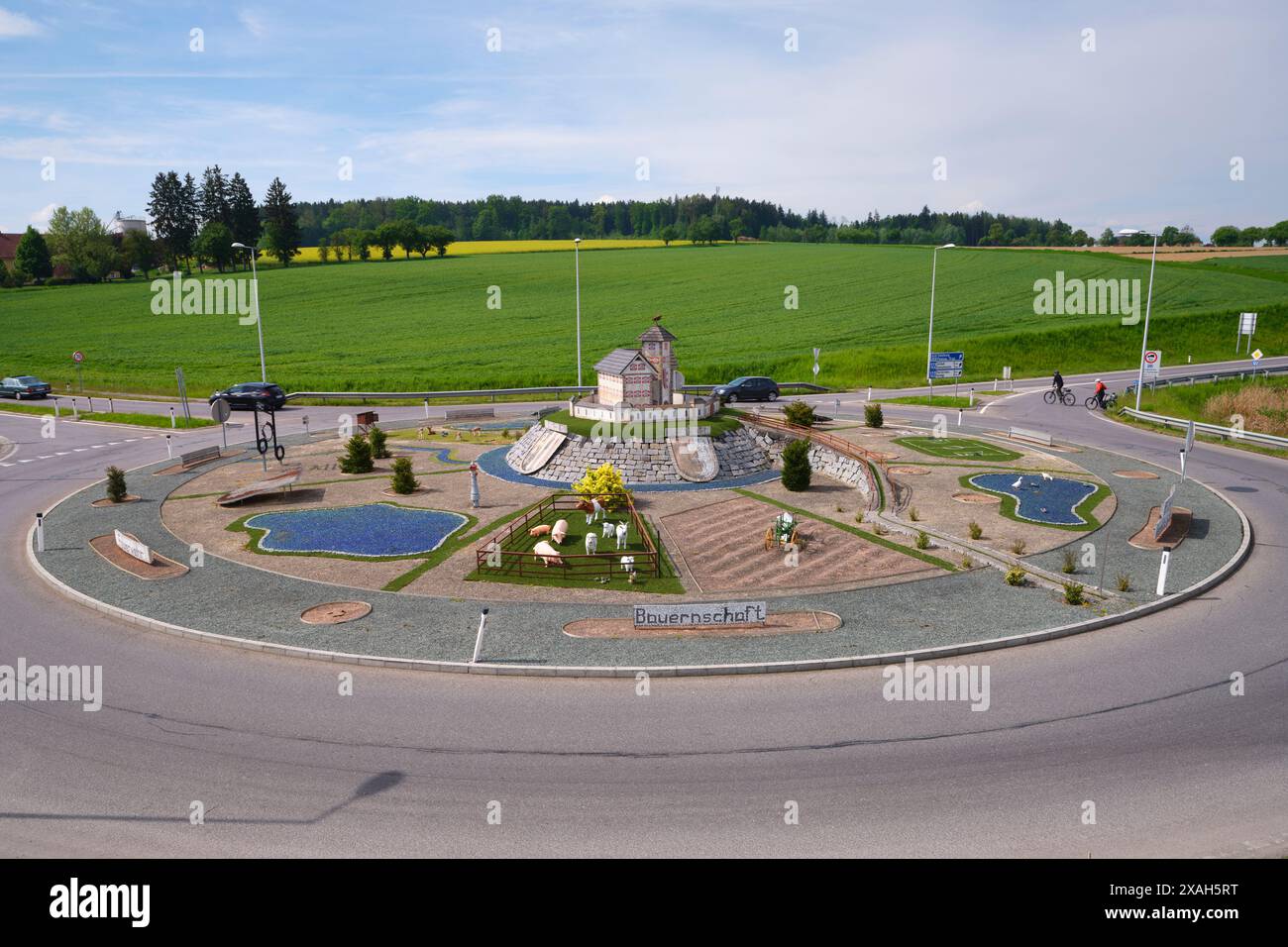 VISTA AEREA da un montante di 6 metri. Rotatoria che rappresenta il contadino. Al centro si trova un castello in miniatura. Rohr im Kremstal, alta Austria, Austria. Foto Stock
