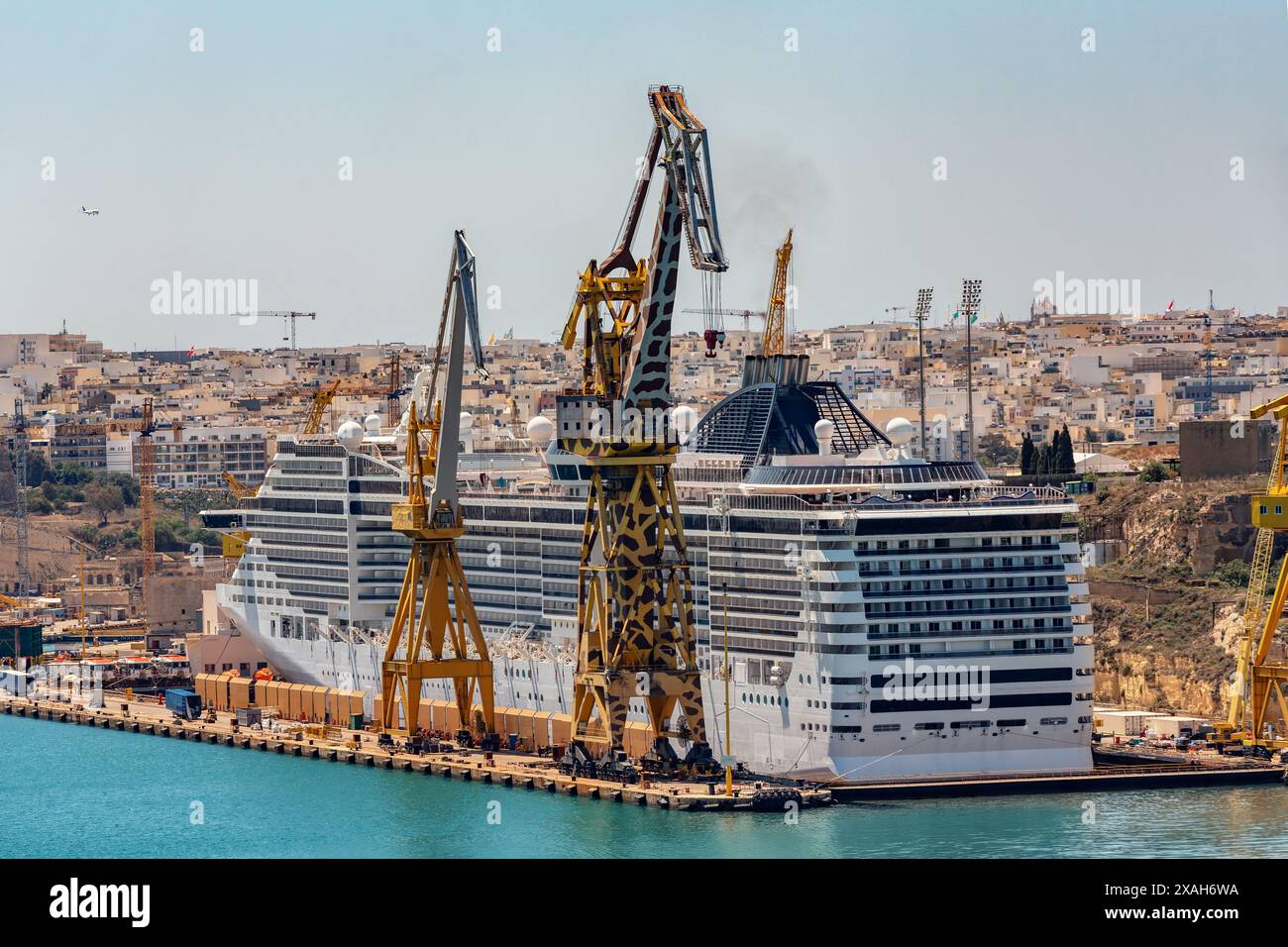 Grand Harbour, porticciolo con nave da crociera. La nave è ancorata e viene sollevata con l'aiuto di una gru. La Valletta Malta Foto Stock
