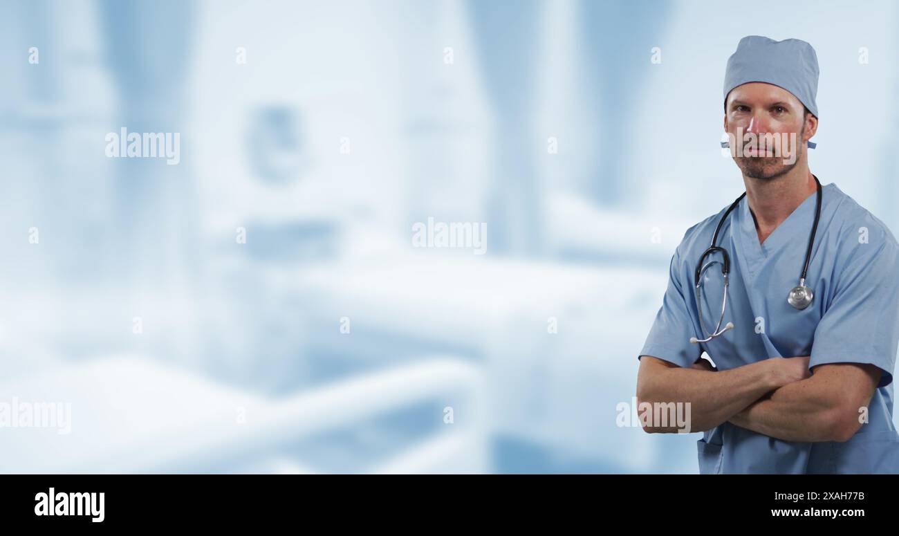 Immagine di medico maschio caucasico sorridente sopra l'ospedale, copia spazio Foto Stock