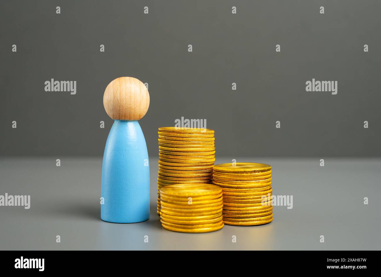 Uomo e monete. Ricchezza e prosperità. Risparmi e capitali. Potere d'acquisto. Investimenti. Alfabetizzazione finanziaria, gestione di risorse e risorse. EMP Foto Stock