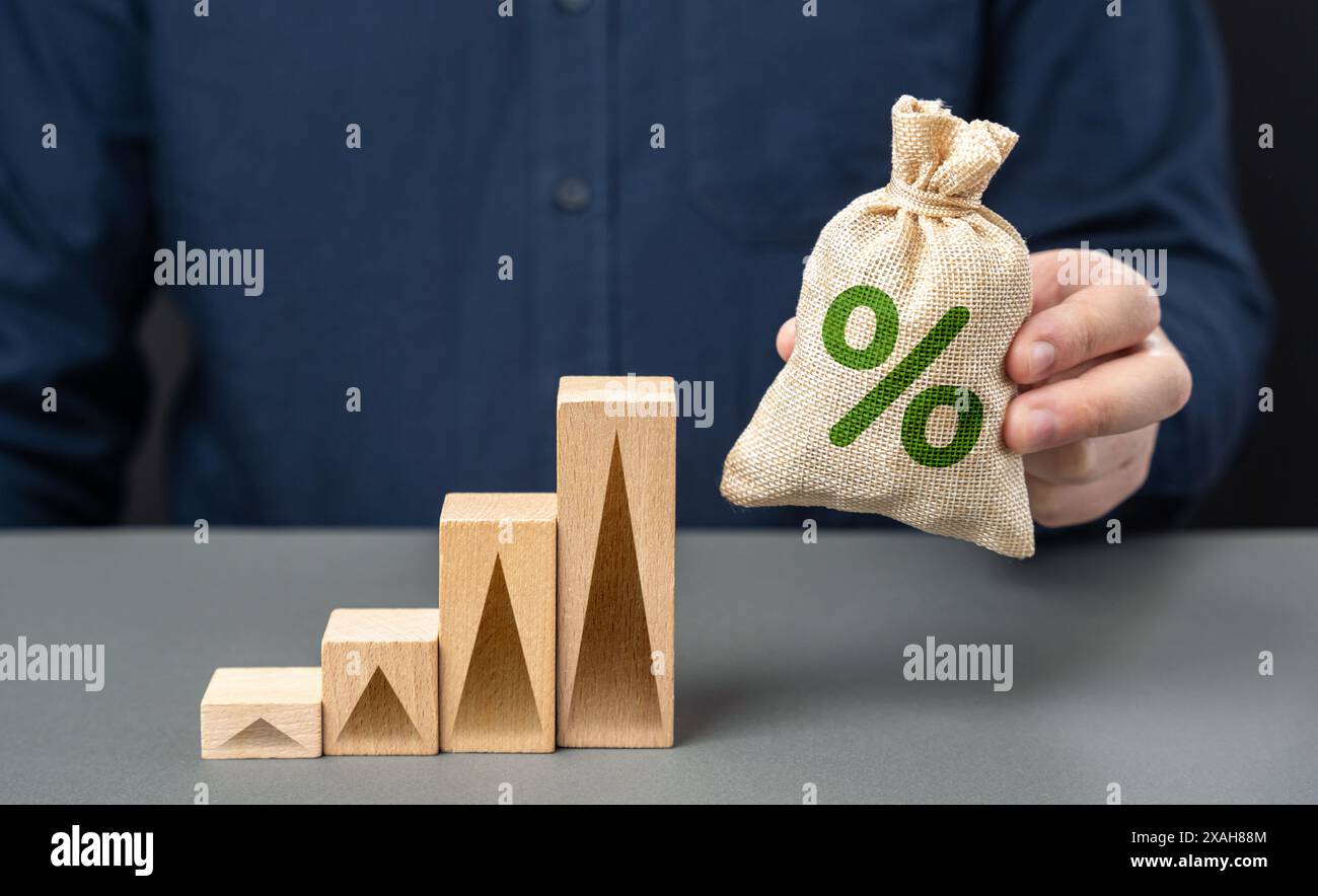 Crescita dei tassi di interesse e dei redditi. Ottenere un elevato ritorno sugli investimenti significa compiere sforzi finanziari di successo. Prestiti e mutui. Valutazione di o Foto Stock
