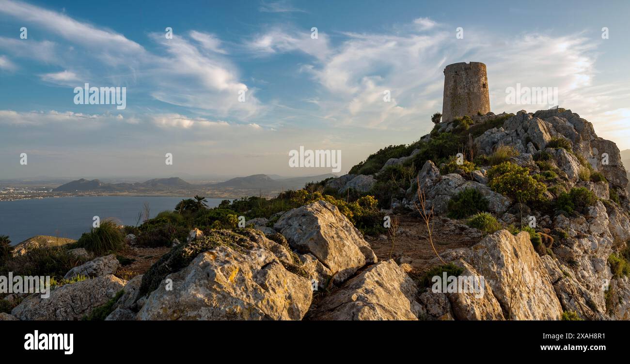 Vista panoramica della baia di Pollensa dall'antica torre di guardia Talaia de Albercutx, situata in un alto punto panoramico di capo Cap de Formentor, Maiorca, Baleari Foto Stock