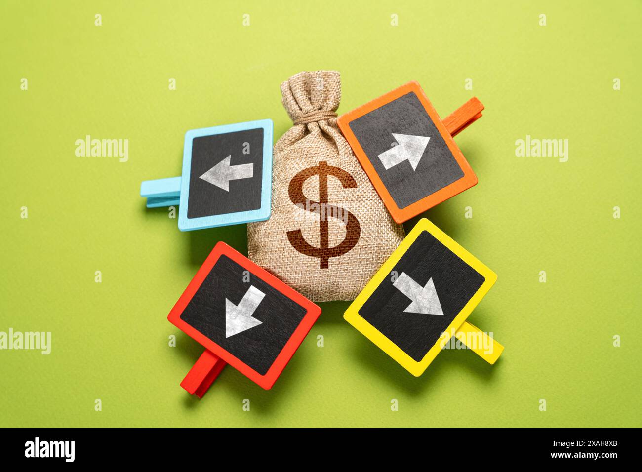 Spese del budget. Flussi di cassa. Spese. Gestione finanziaria e pianificazione delle spese. Economia e affari. Investimenti e diversificazione Foto Stock