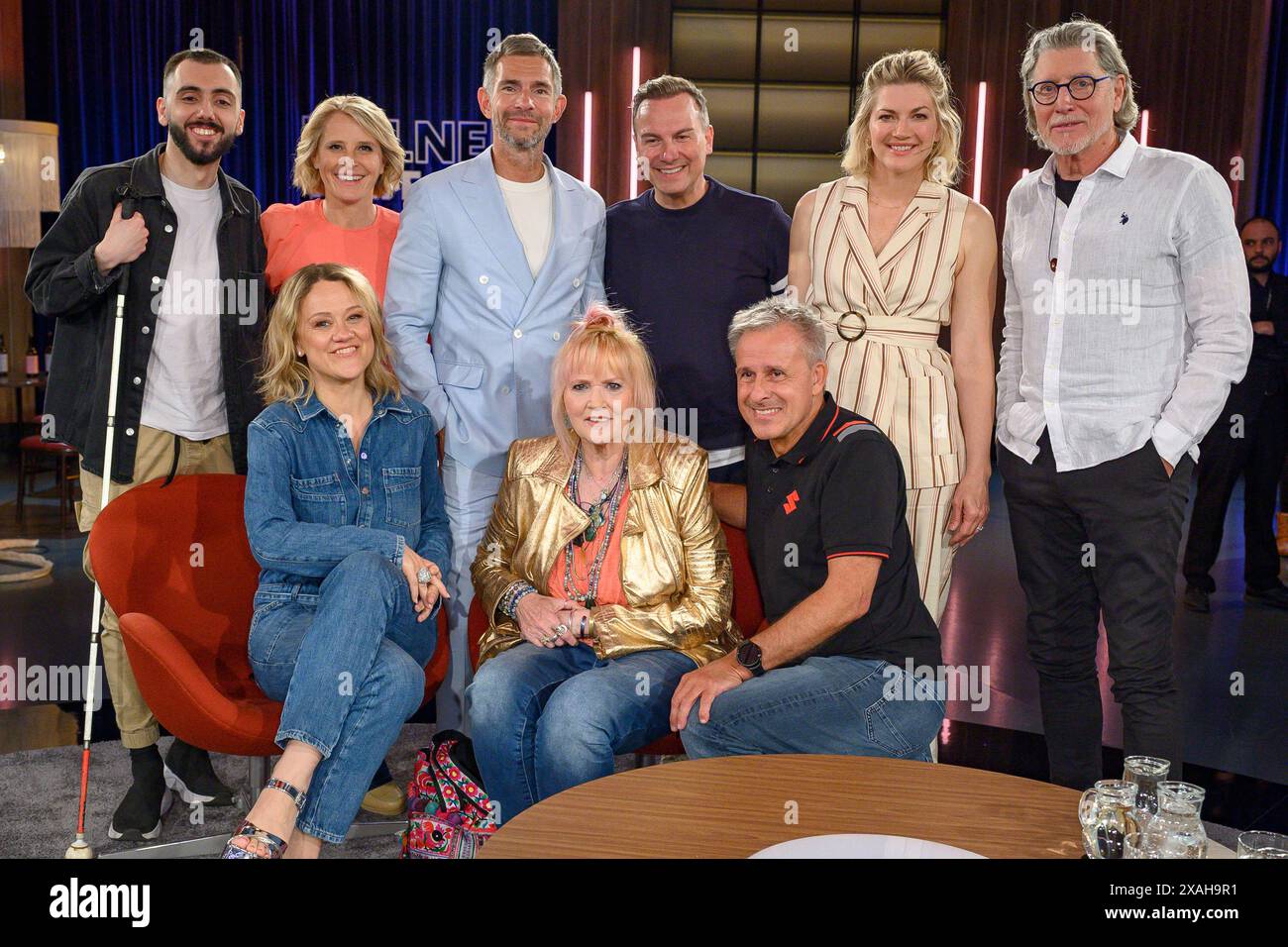 Timur Turga, Lisa Feller, Susan Link, Micky Beisenherz, Gaby Köster, Tim Raue , Pierre Littbarski, Nina Bott und Toni Schumacher bei der Aufzeichnung der WDR-Talkshow Kölner Treff im WDR Studio BS 3. Köln, 06.06.2024 *** Timur Turga, Lisa Feller, Susan Link, Micky Beisenherz, Gaby Köster, Tim Raue , Pierre Littbarski, Nina Bott e Toni Schumacher alla registrazione del talk show WDR Kölner Treff nel WDR Studio BS 3 Colonia, 06 06 2024 foto:XW.xRanderathx/xFuturexImagex koelner treff0606 4601 Foto Stock