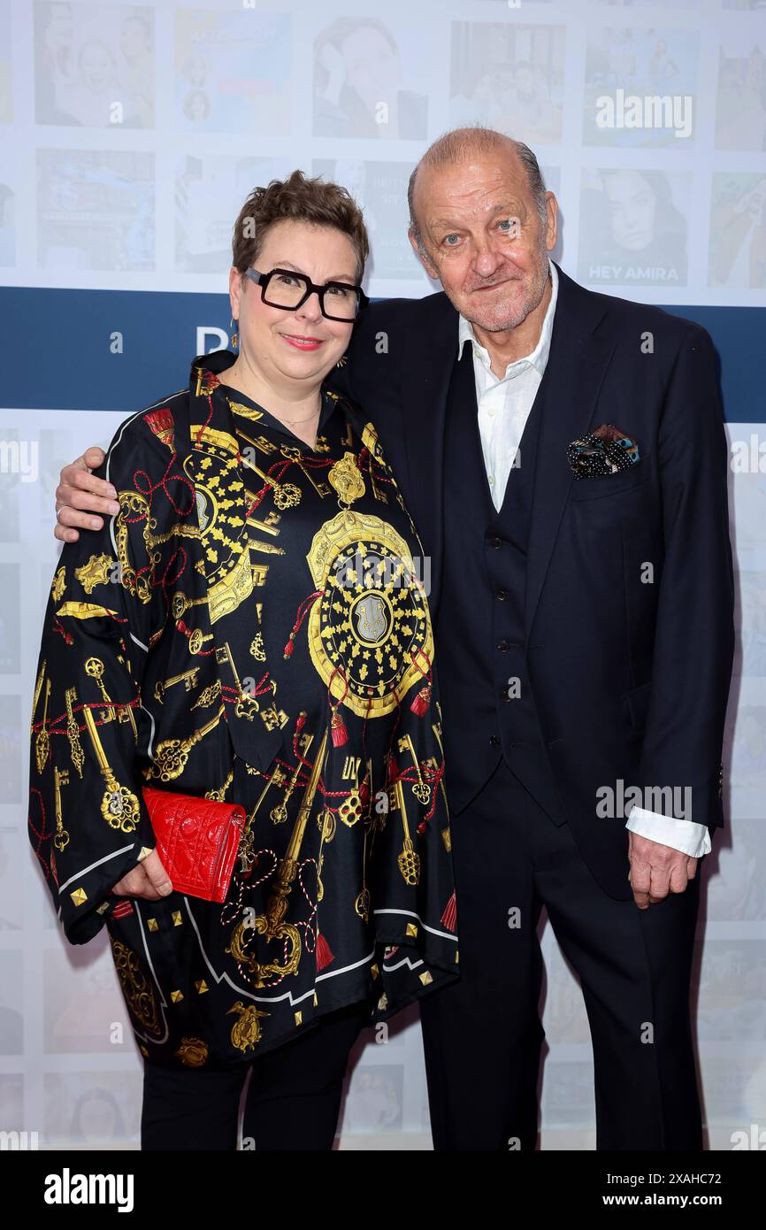 Partito Bertelsmann 2024 - Roter Teppich Maren Muntenbeck e Leonard Lansink auf dem Roten Teppich der Bertelsmann Party 2024 in der Bertelsmann-RepraÌˆsentanz AM 06.06.2024 a Berlino. *** Partito Bertelsmann 2024 tappeto rosso Maren Muntenbeck e Leonard Lansink sul tappeto rosso del Partito Bertelsmann 2024 al Bertelsmann Repraˆsentanz il 06 06 2024 a Berlino Copyright: XEventpressxKochanx Foto Stock