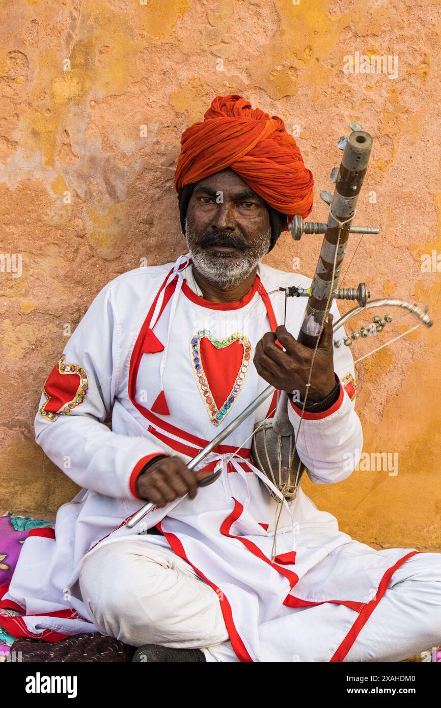 Il cantante folk Rajasthani suona Ektara, un violino d'archi all'ingresso di Amber Fort a Jaipur, Rajasthan, India. Foto Stock