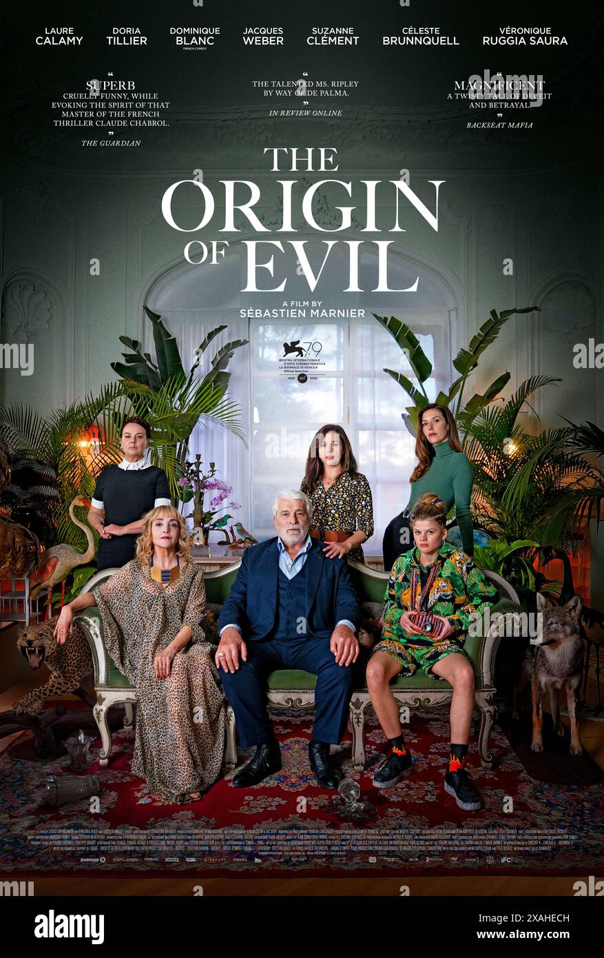 The Origin of Evil (2023) diretto da Sébastien Marnier e interpretato da Laure Calamy, Doria Tillier e Dominique Blanc. Una donna sull'orlo del collasso finanziario tenta di impersonare il suo amante imprigionato e di truffare il suo ricco e estraneo padre e la sua nuova famiglia. US un foglio poster ***SOLO PER USO EDITORIALE***. Crediti: BFA / IFC Films Foto Stock