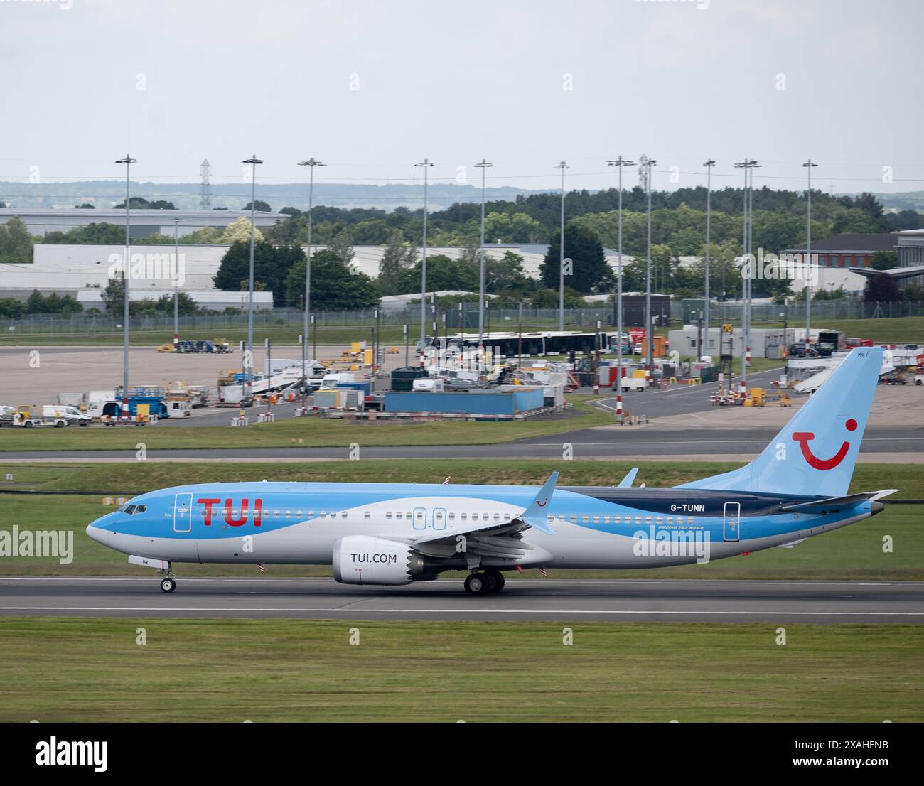 TUI Boeing 737 MAX8 atterraggio all'aeroporto di Birmingham, Regno Unito (G-TUMN) Foto Stock
