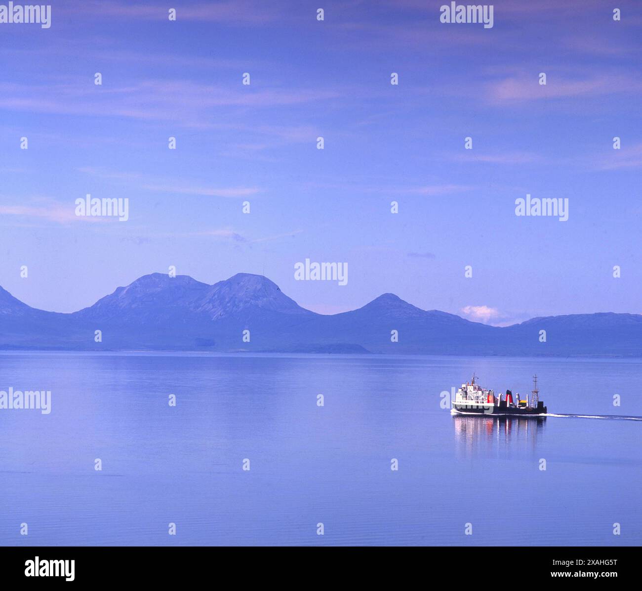 MV Claymore si dirige verso Islay con l'Isola del Giura in vista degli anni '1980 Foto Stock