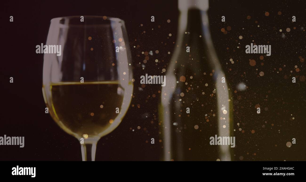 Immagine di punti d'oro su un bicchiere sfocato di vino bianco e piatto con olive Foto Stock