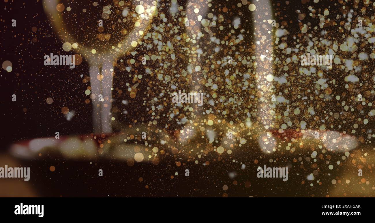 Immagine di punti d'oro su un bicchiere sfocato di vino bianco e piatto con olive Foto Stock