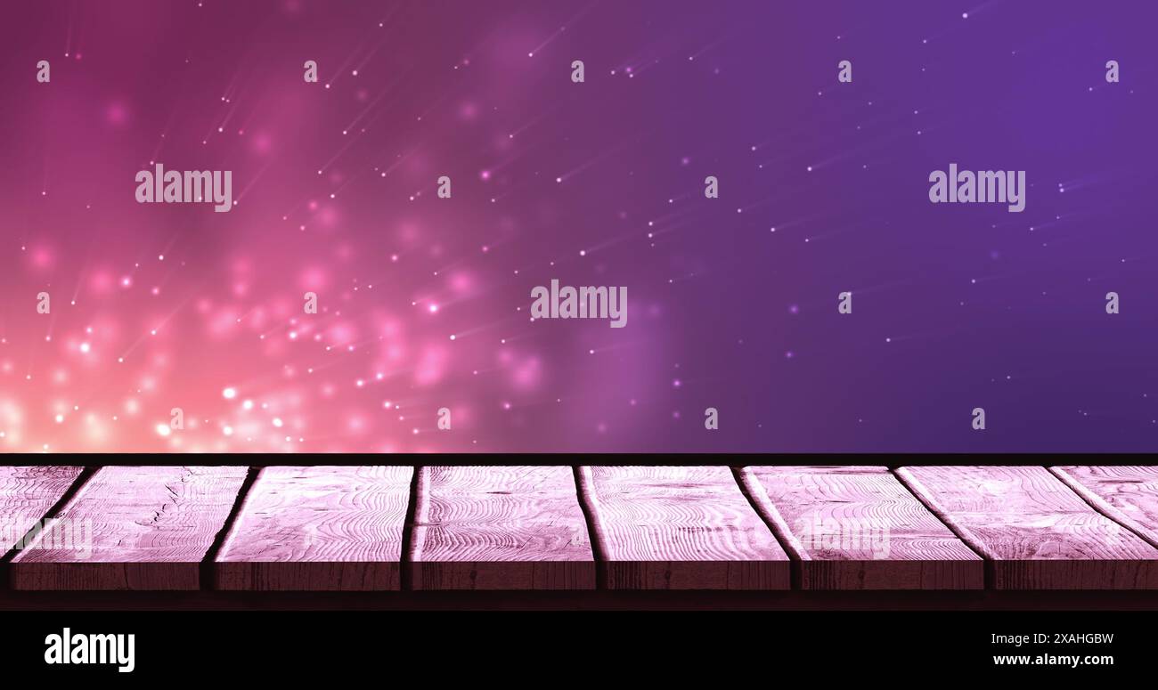 Immagine di luci su sfondo viola con superficie in legno Foto Stock