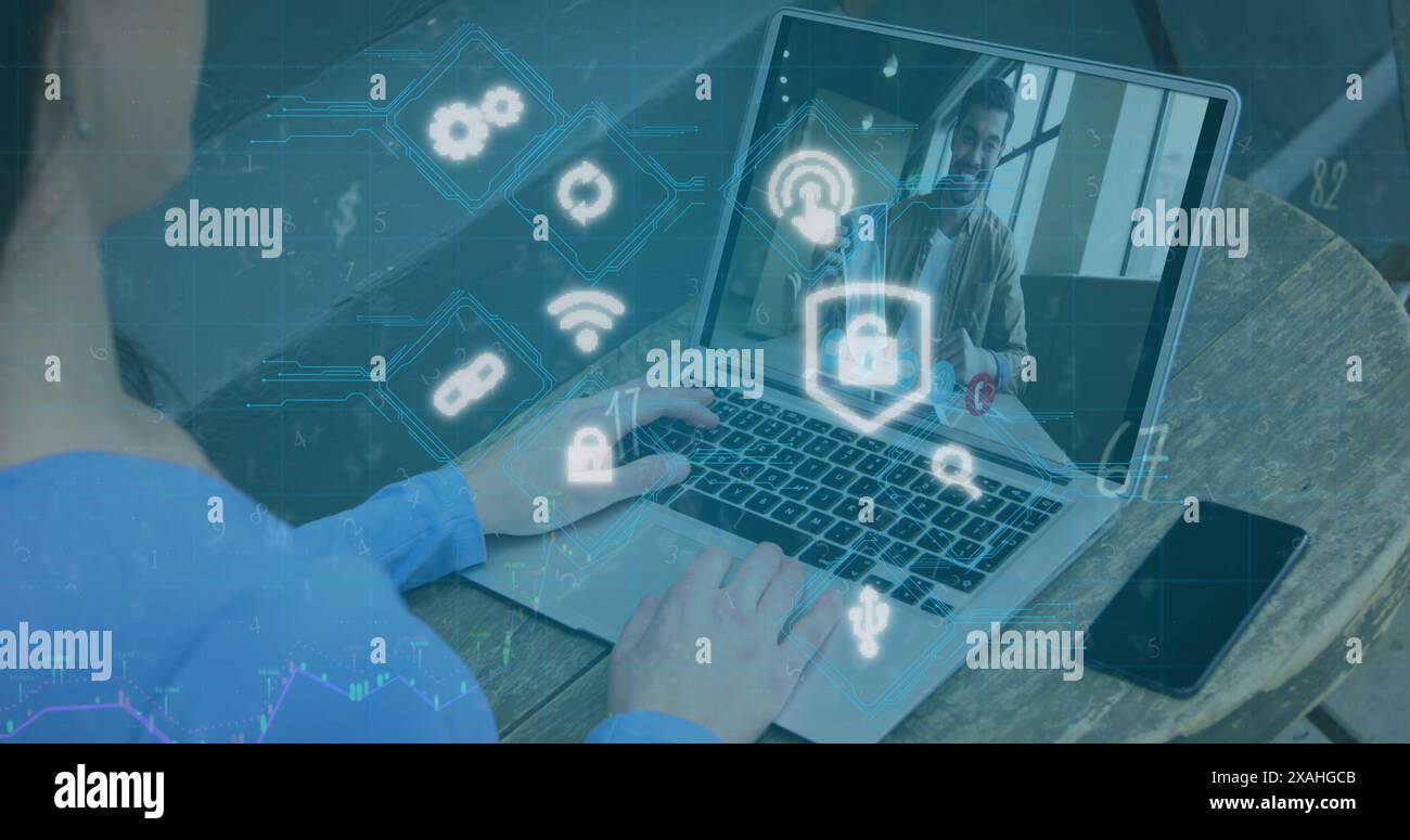 Immagine dell'elaborazione dei dati e del lucchetto di sicurezza su una donna che utilizza un notebook Foto Stock