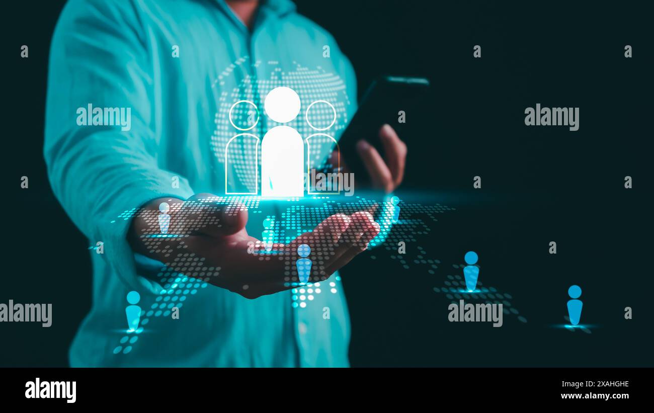 Gli uomini d'affari utilizzano smartphone con tecnologia di rete clienti a struttura globale, gestione delle relazioni con i clienti, sviluppo di scambi di dati. Clienti Foto Stock