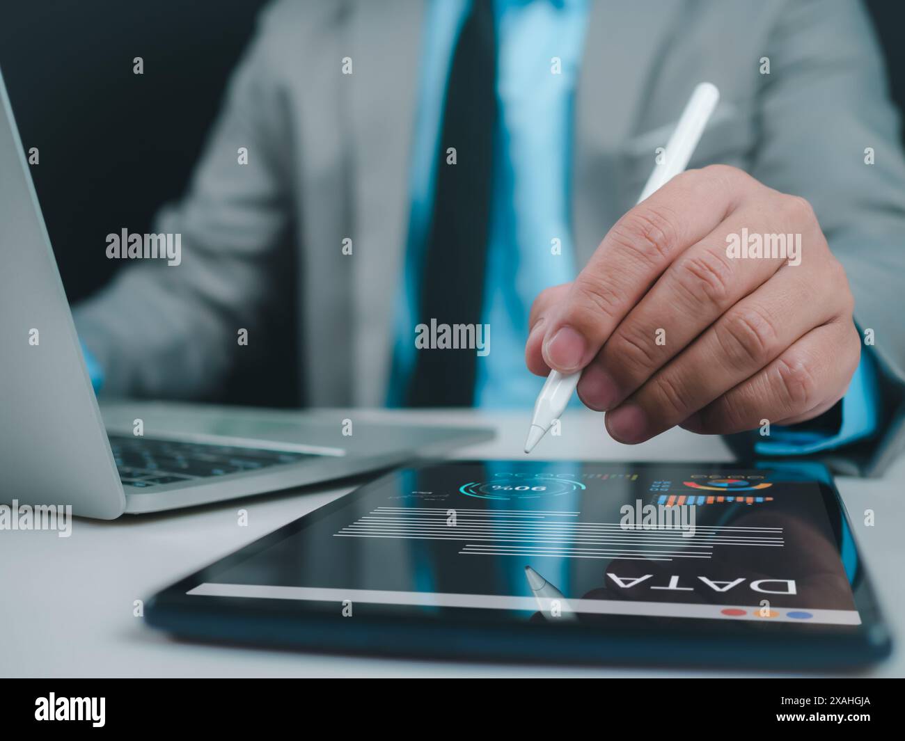 Analisi dei dati aziendali con grafici, l'uomo d'affari utilizza i computer per analizzare le attività aziendali e gestire dati aziendali, metriche e KPI per migliorare la pe organizzativa Foto Stock