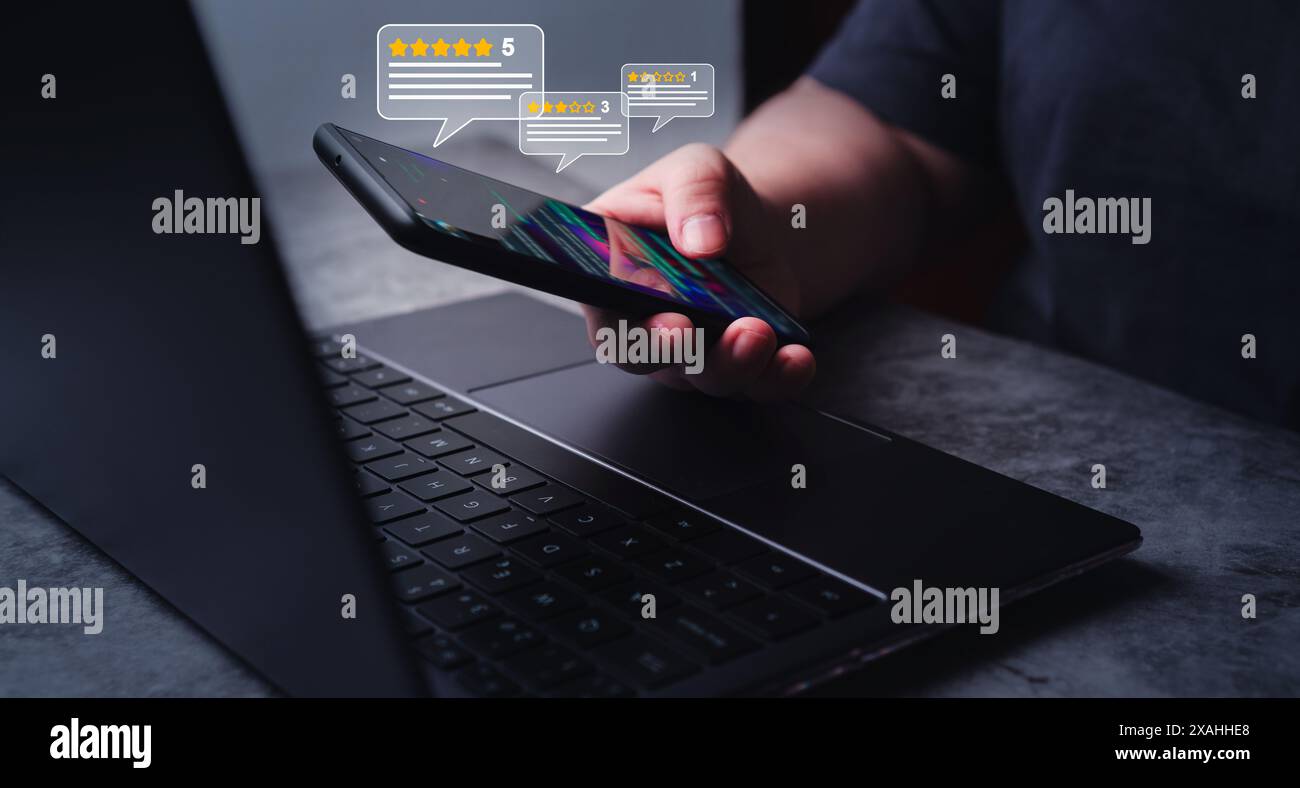 Donna usa lo smartphone per valutare l'esperienza di servizio sulle applicazioni online. Analisi dei clienti feedback sulla soddisfazione del cliente. Foto Stock