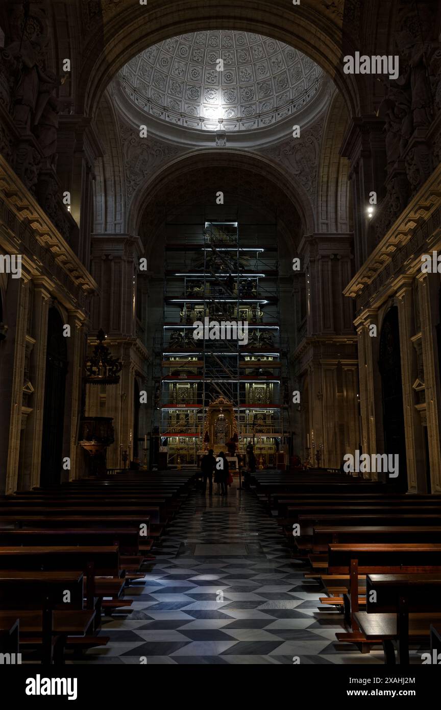 Un'impalcatura circonda l'intricato altare interno di una cattedrale storica mentre sono in corso lavori di restauro Foto Stock